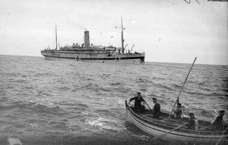 Essequibo - Beiboot lngsseits U-54